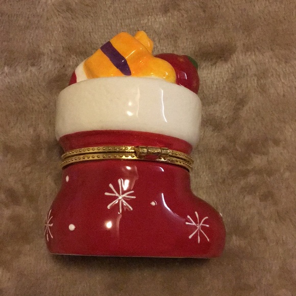 Avon Festive Stocking Keepsake With CZ Earrings - Picture 4 of 4